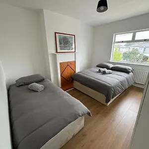 Maison d'hôtes Nice Triple At 2 Iveragh Rd-7, Dublin